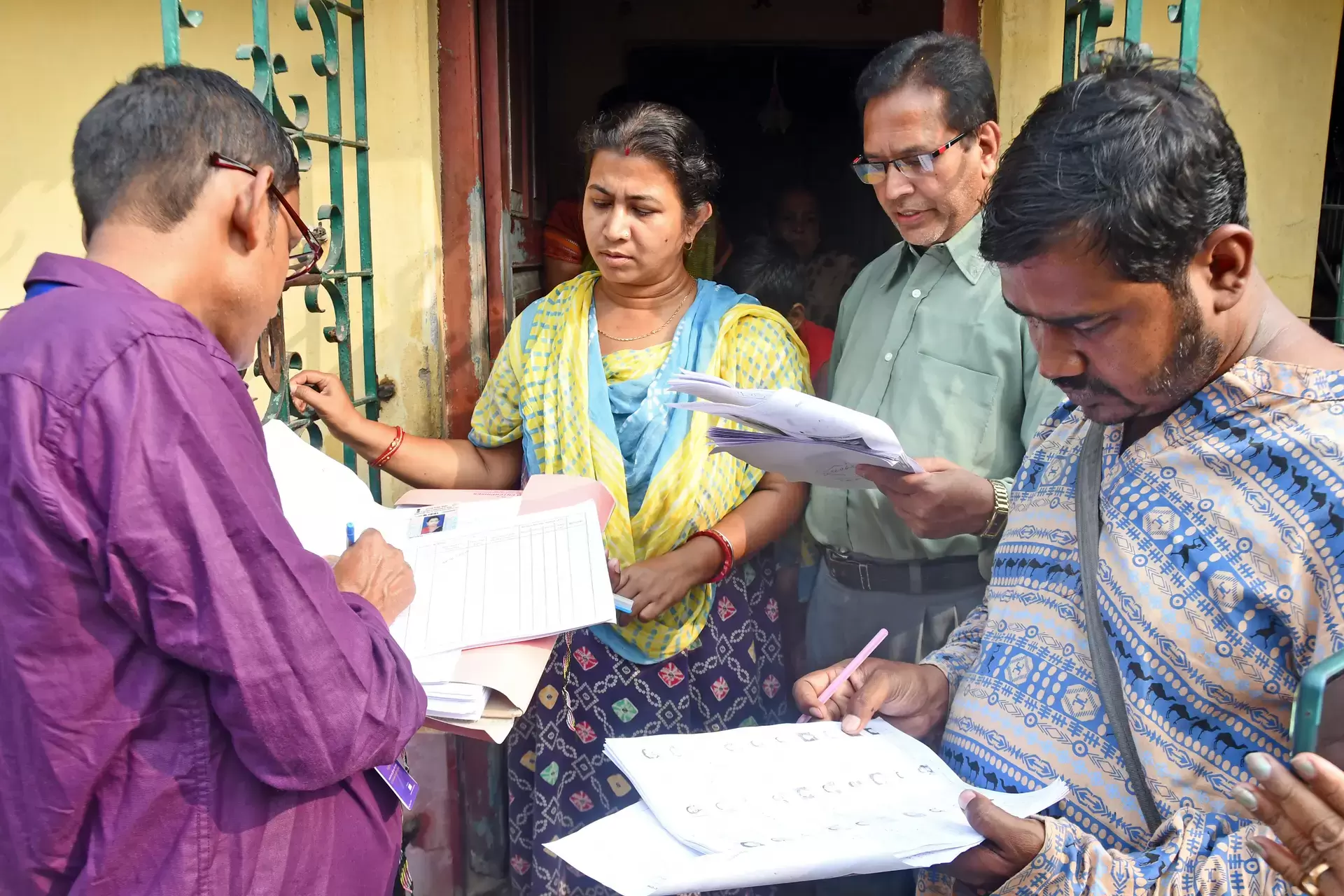 مغربی بنگال میں بی ایل اوز کی ناراضگی عروج پر، الیکشن کمیشن کے خلاف احتجاج کا امکان