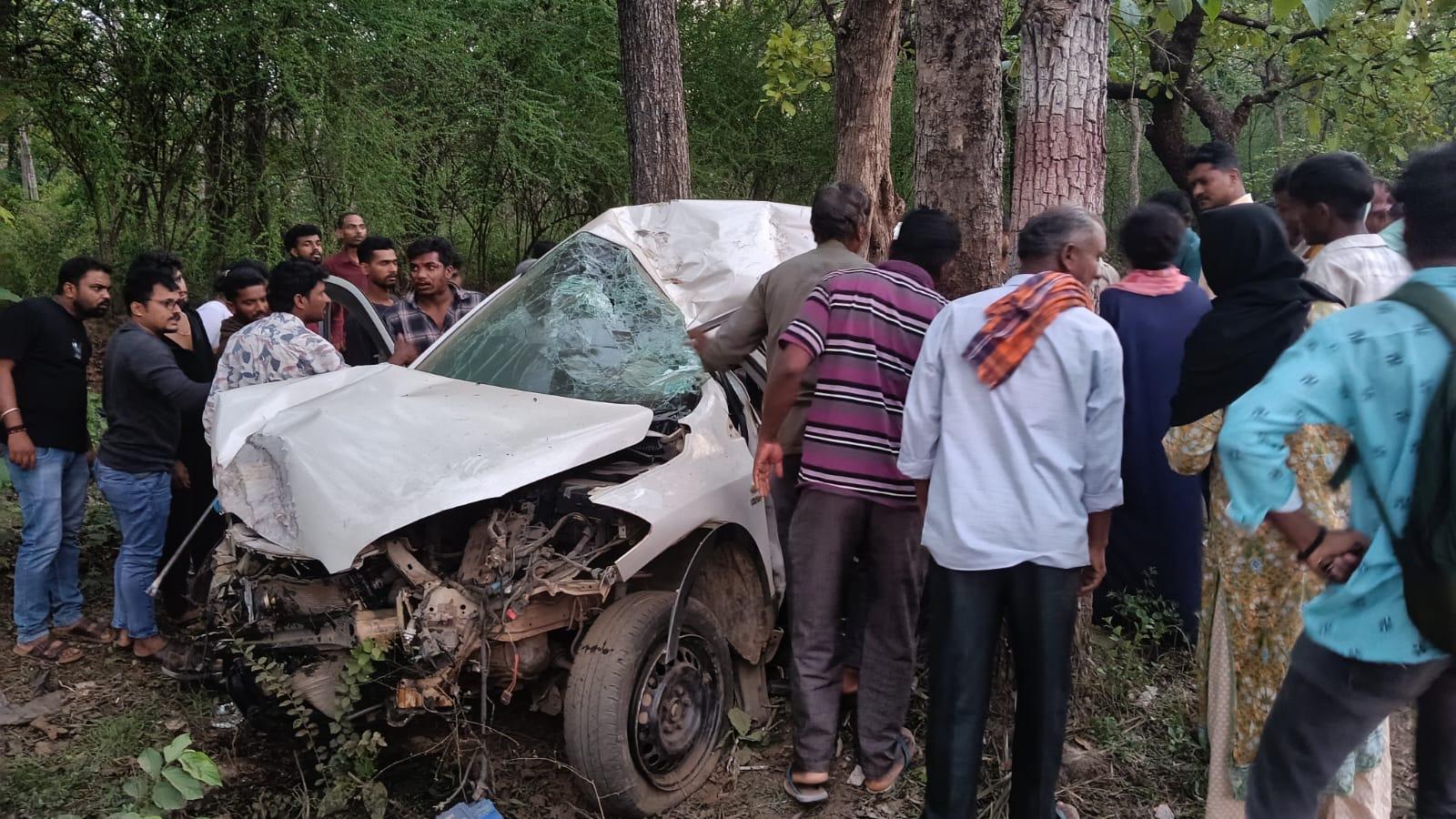 ڈانڈیلی میں بھیانک سڑک حادثہ؛ کار درختوں کے درمیان پھنس گئی، دو افراد کی موت