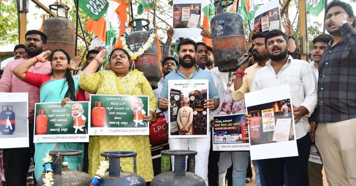 بنگلور میں ایل پی جی سلنڈروں کی قیمتوں میں بے تحاشہ اضافے کے خلاف ہوٹل مالکان کا احتجاج