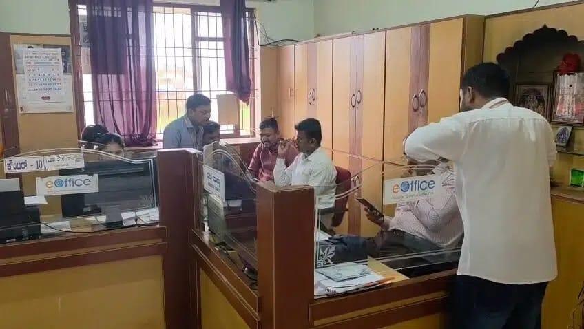 ضلع اتراکنڑا کے تمام 12 تحصیلدار دفاتر پر لوک آیوکتہ کا بیک وقت چھاپہ، ریکارڈ اور حاضری کی جانچ