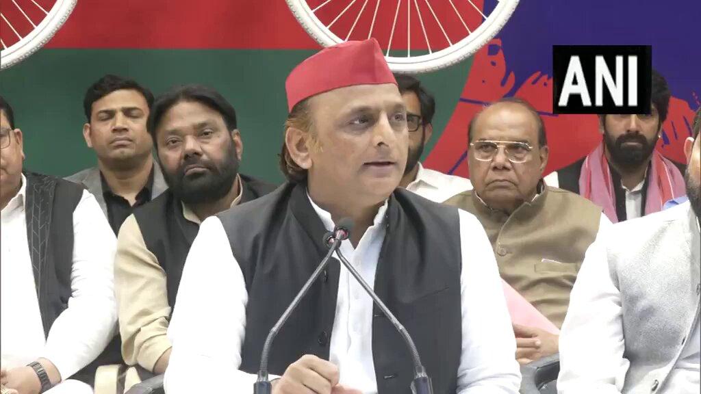 شنکراچاریہ کے خلاف ایف آئی آر پر اکھلیش یادو کا سخت ردعمل، ’20 سال پرانا معاملہ اچھالا جا رہا ہے‘