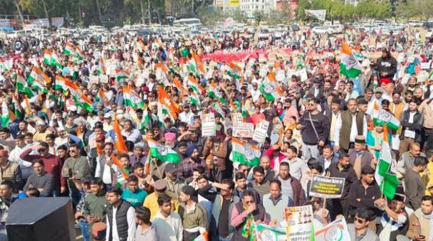 دہرادون میں کانگریس کا حکومت کے خلاف شدید احتجاج، امن و امان کی ناکامی پر حکومت گھیرے میں