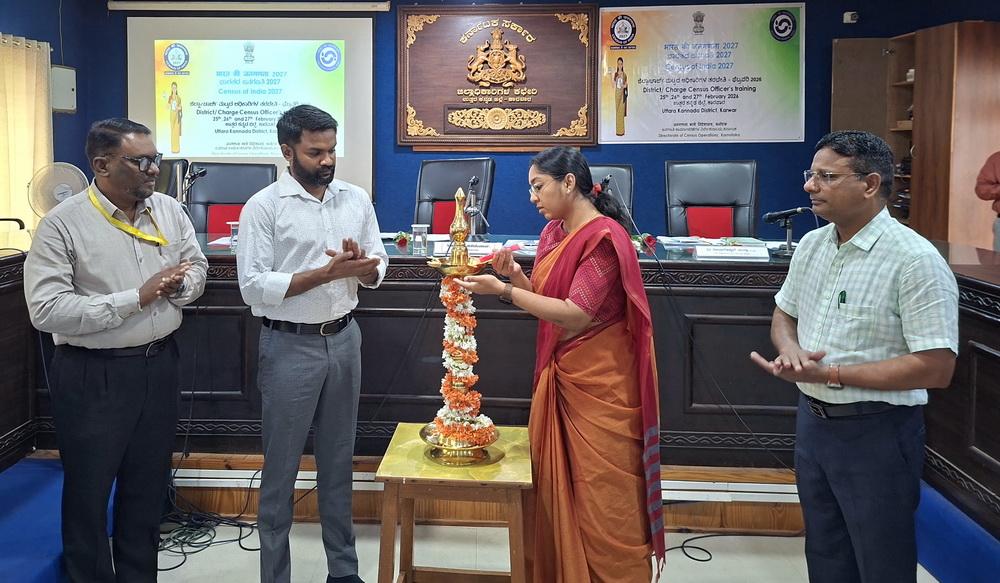 کاروار : ضلع ڈپٹی کمشنر  کی طرف سے افسران کو مردم شماری کا کام ذمہ داری سے نبھانے کی ہدایت