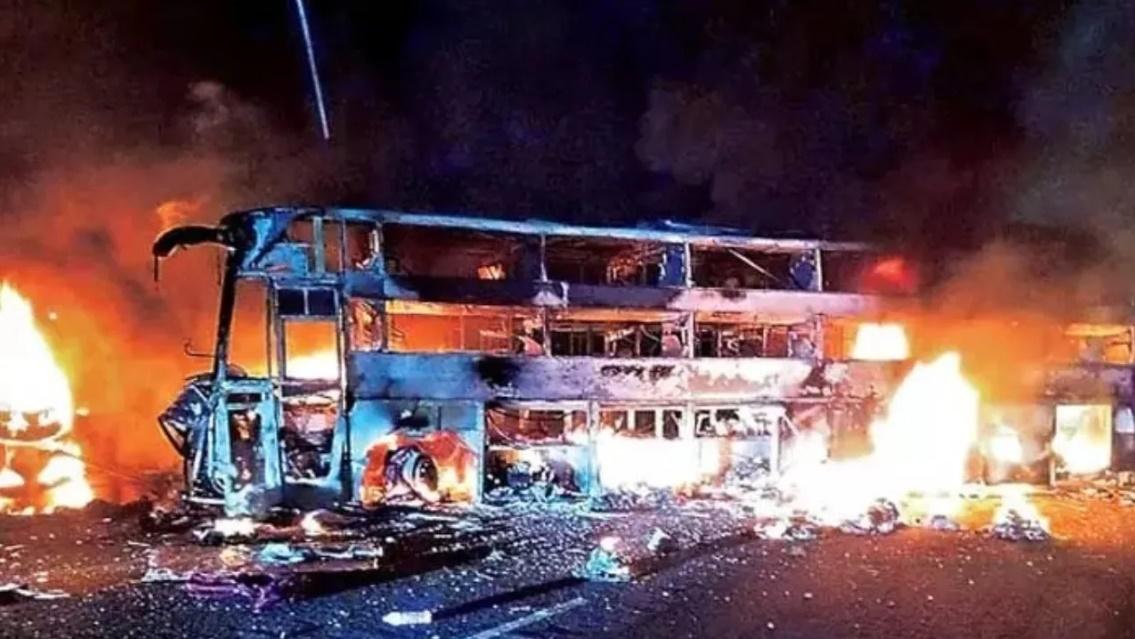 حیدرآباد کے قریب نندیال میں سلیپر بس اور کنٹینر لاری کے درمیان خطرناک تصادم؛ تین افراد جھلس کر ہلاک