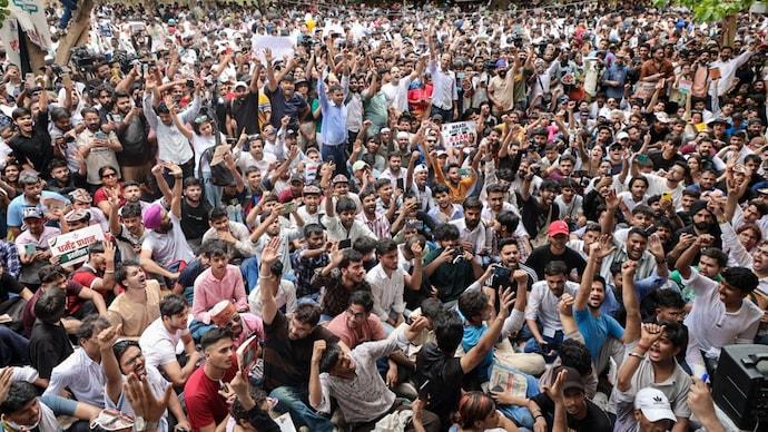 جنتر منتر میں کاکروچ جنتا پارٹی کا طاقت کا مظاہرہ، FIR کی افواہوں کی تردید، نوجوانوں کی بے چینی سڑکوں پر آگئی