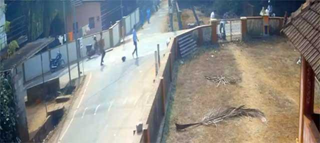 اُڈپی: اسکوٹر بے قابو ہو کر کمپاؤنڈ سے ٹکرا گئی؛ ماں ہلاک، بیٹا شدید زخمی