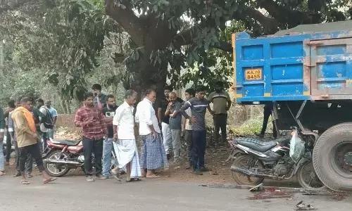 مینگلور کے قریب موڈبیدری میں پارک شدہ لاری سے بائک کی ٹکر؛ ماں اور بیٹے کی موت