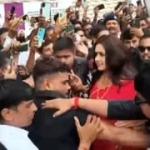 بہار  میں بھوجپوری اداکارہ کاجل راگھوانی کی گاڑی پر پتھراؤ، بے قابو بھیڑ نے توڑے شیشے؛ اداکارہ محفوظ