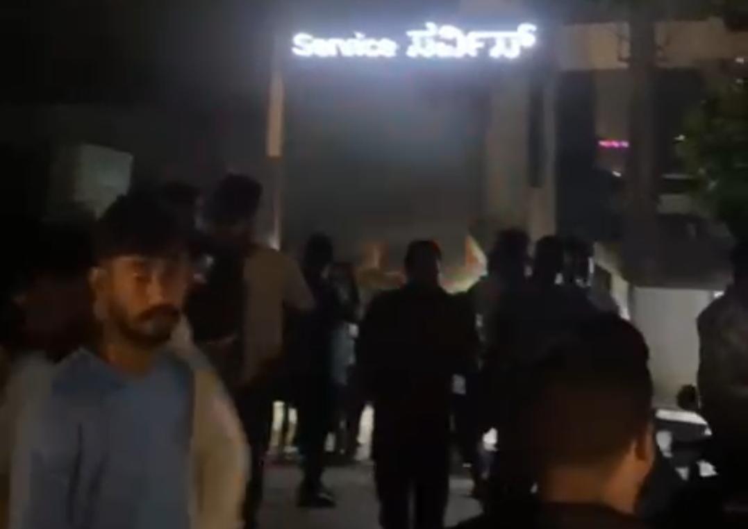 مینگلورو: پڈیل کے کار شوروم میں زبردست آگ، متعدد گاڑیوں کو نقصان