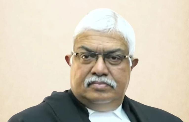 بلڈوزر کارروائی اور عطیات کی مبینہ چوری پر جسٹس شری دھرن کے سخت تبصرے؛ کیا حکومت کی درخواست پرہوا جسٹس شری دھرن کا تبادلہ ؟