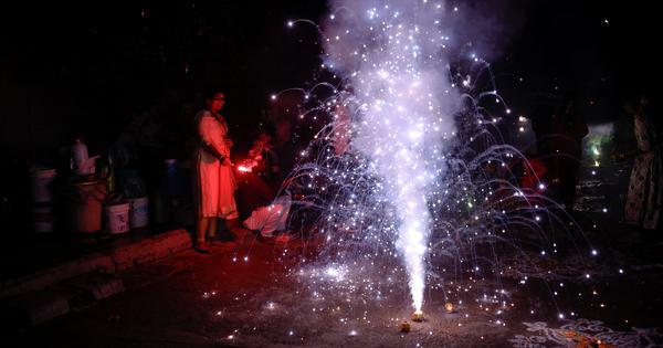 دیپاولی تہوار میں پٹاخہ بازی : دہلی اور کولکاتہ میں فضائی آلودگی میں حد درجہ اضافہ
