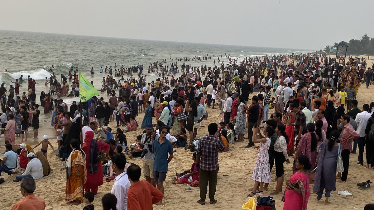 ملپے ساحل پر سیاحوں کا ہجوم - حفاظتی انتظامات کی کمی - موج مستی کے شوق میں جان گنوا رہے ہیں سیاح