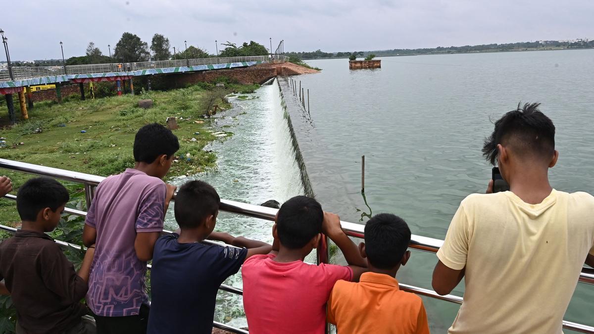 وجیاپورہ میں موسلا دھار بارش، بزرگ خاتون کو گھر سے بحفاظت نکالا گیا