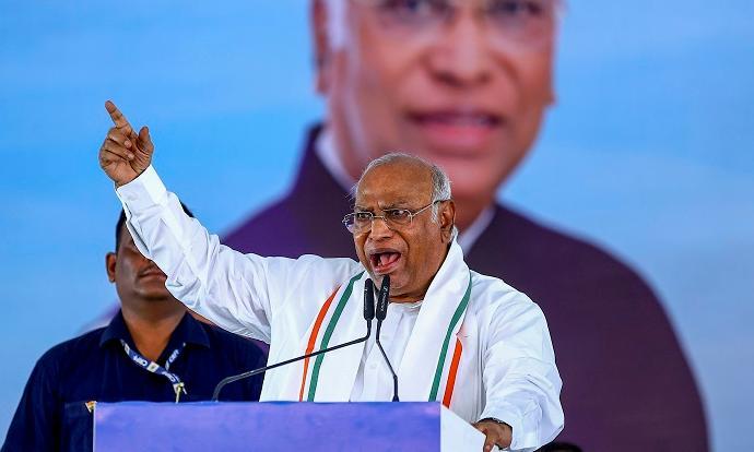 امریکی ٹیرف سے 2.17 لاکھ کروڑ کا خسارہ، کھرگے نے مودی کی ’ٹرمپ سرکار‘ دوستی کو ٹھہرایا ذمہ دار