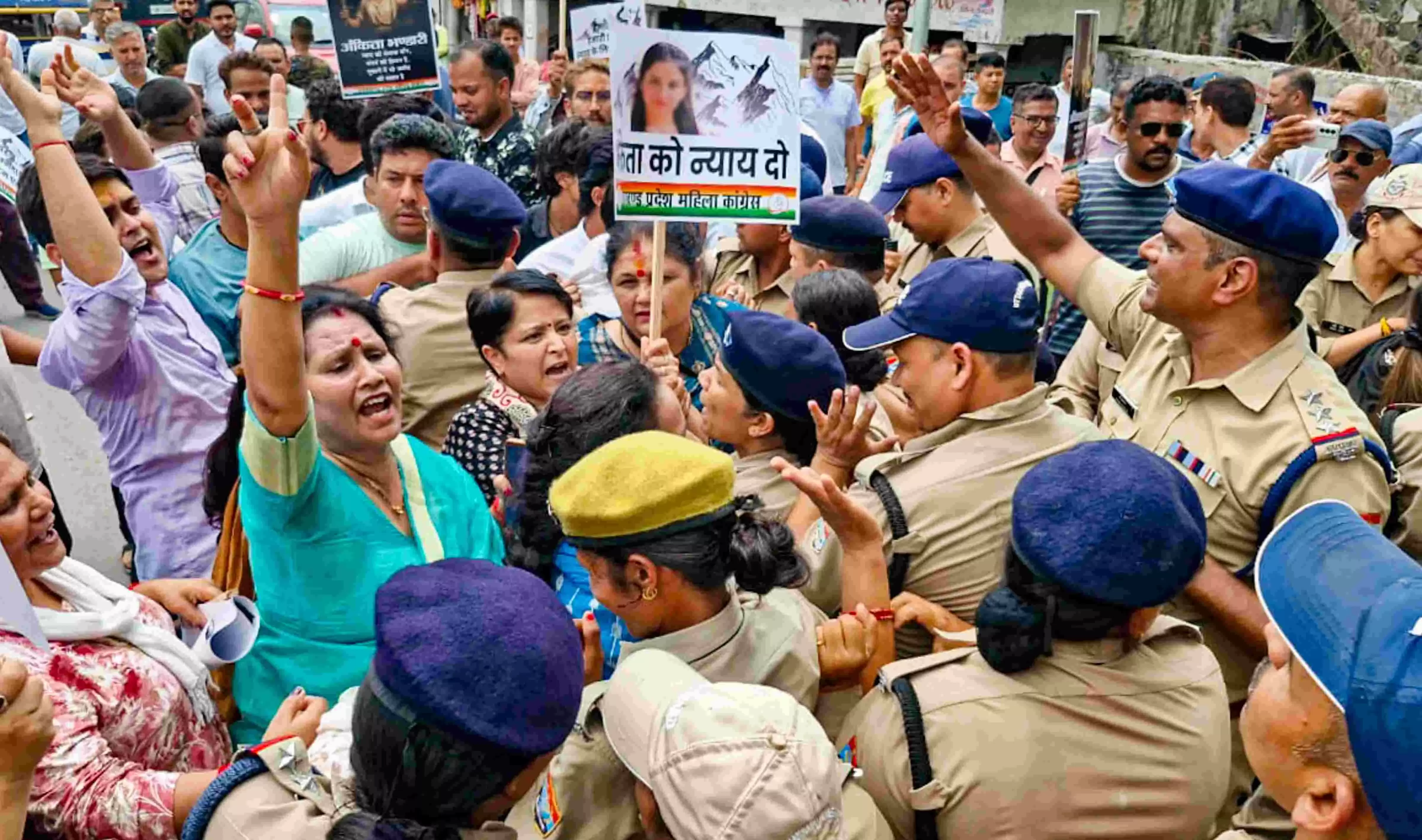 انکیتا بھنڈاری کیس سمیت خواتین پر مظالم کے خلاف کانگریس کا احتجاج، ’بی جے پی سے بیٹی بچاؤ‘ نعرہ