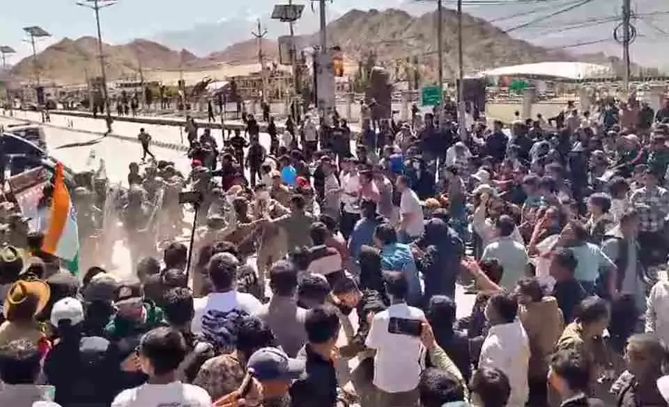 لداخ کو ریاست کا درجہ دینے کی مانگ پر لیہ میں ہنگامہ، طلبہ اور پولیس میں تصادم، بی جے پی دفتر کو آگ لگا دی گئی