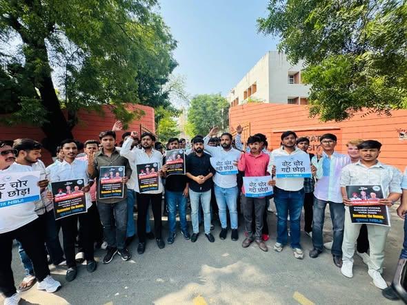 ’دی ایچ فائلز‘ کے انکشافات کے بعد این ایس یو آئی سڑکوں پر، الیکشن کمیشن کے خلاف زبردست احتجاج