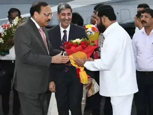 چیف جسٹس کے ممبئی دورے پر ایئرپورٹ پر شندے کی موجودگی، سنجے راؤت کا سوال