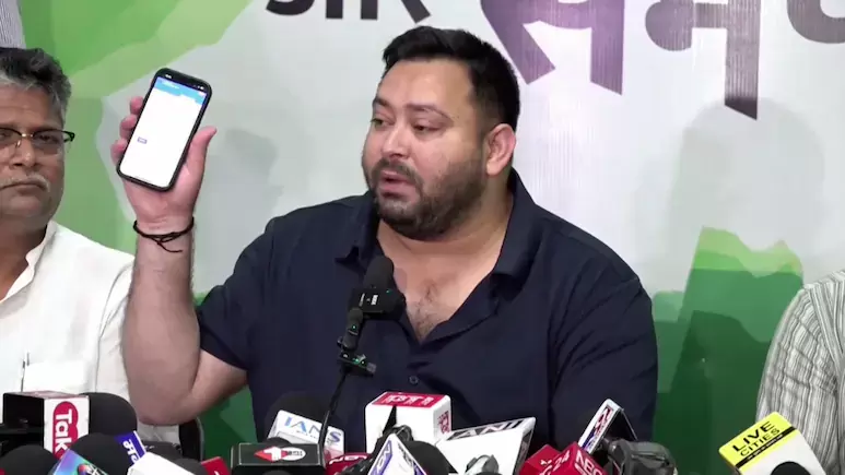 تیجسوی یادو کا دعویٰ: میرا نام ووٹر لسٹ سے ہٹایا گیا، الیکشن کمیشن کی تردید پر سخت ردعمل