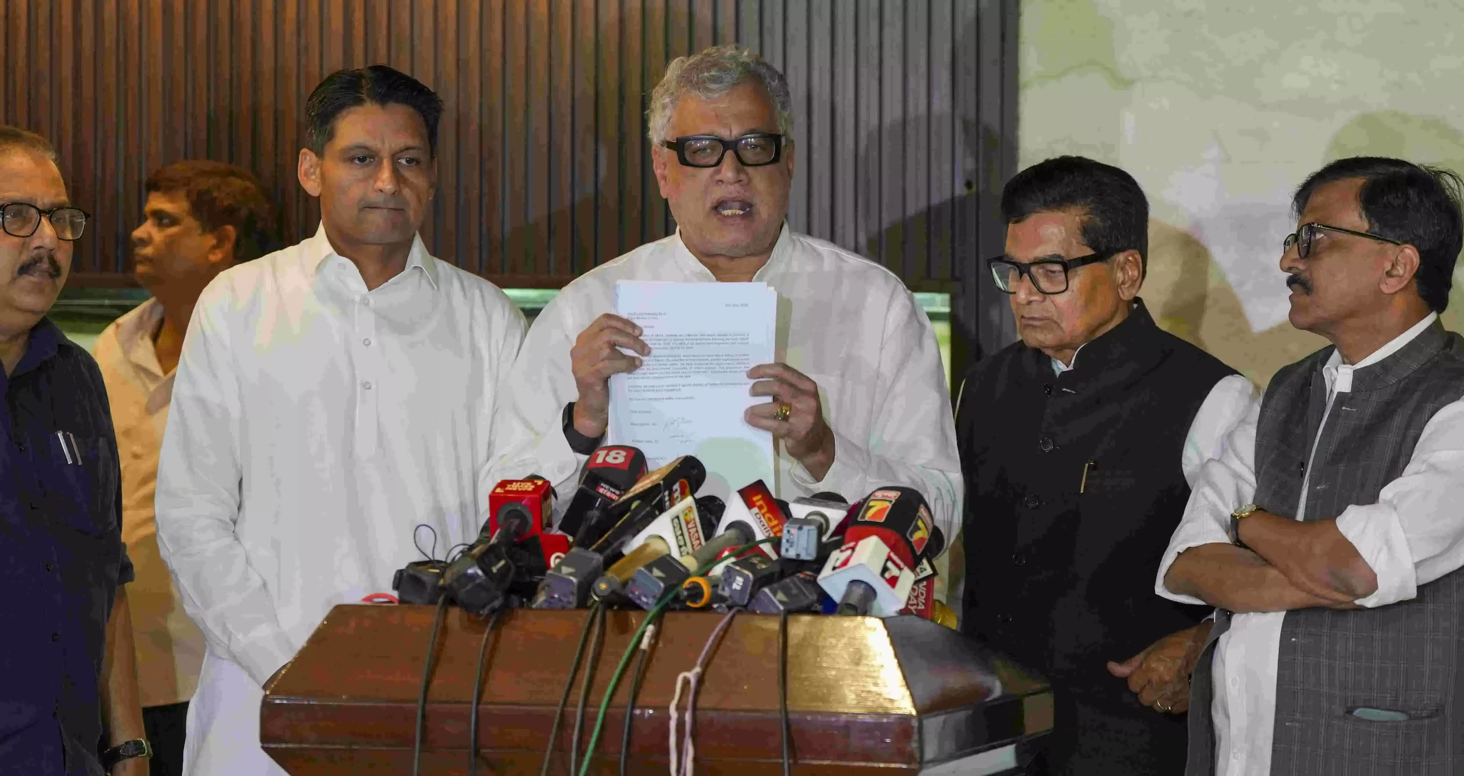 خصوصی اجلاس سے قبل اپوزیشن کا دباؤ: مودی کو 16 جماعتوں کا خط، ’آپریشن سیندور‘ پر پارلیمنٹ میں بحث کا مطالبہ