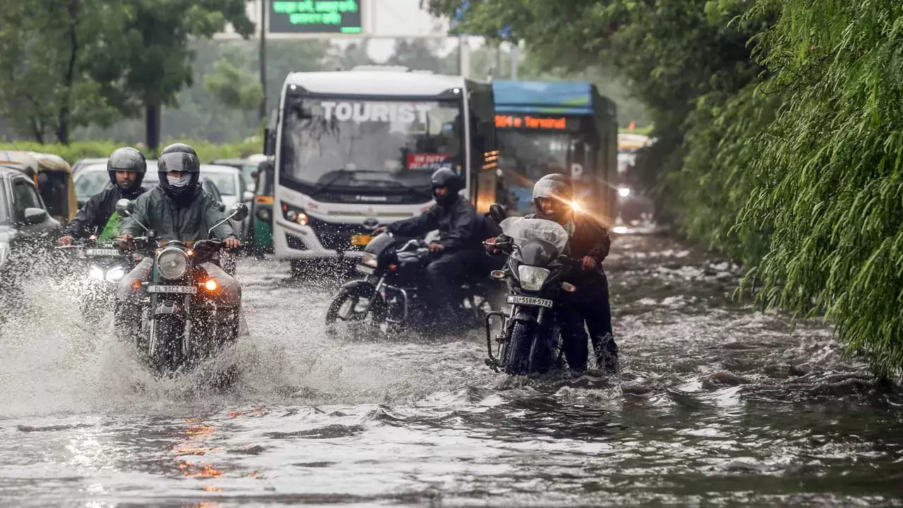 دہلی میں موسلا دھار بارش سے سڑکیں زیرِ آب، نظامِ زندگی مفلوج اور پروازیں متاثر