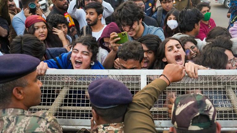 انڈیا گیٹ احتجاج کے بعد 22 مظاہرین کو عدالتی حراست، پولیس اہلکاروں پر تشدد کے الزامات عائد