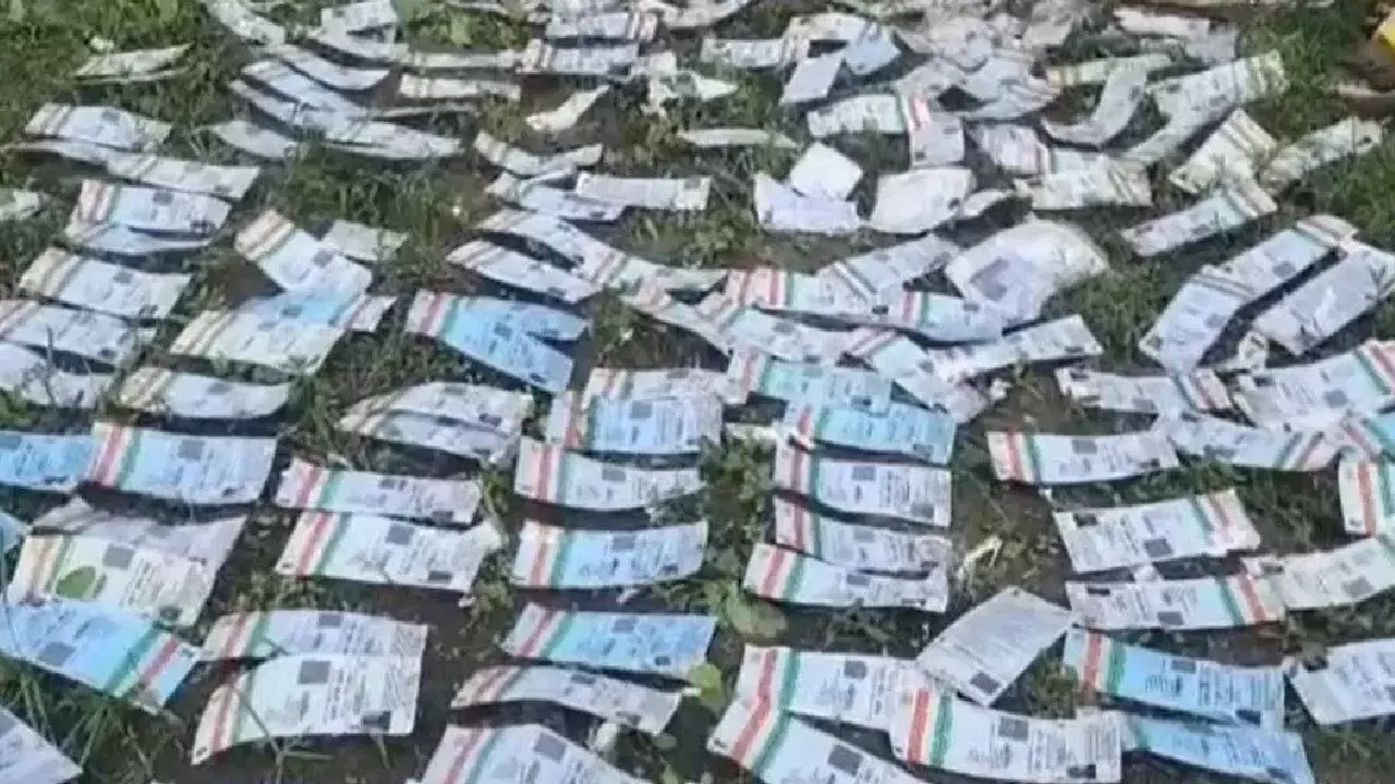 مغربی بنگال میں ایس آئی آر تنازع کے دوران تالاب سے سینکڑوں آدھار کارڈ برآمد، سیاسی حلقوں میں ہلچل مچ گئی