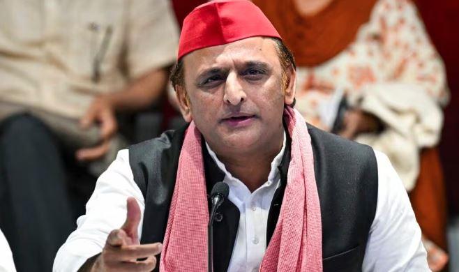 اکھلیش یادو کا غصہ، کہا: ’کسی کی ذات پوچھنا اُس کی عزت پر حملہ ہے‘