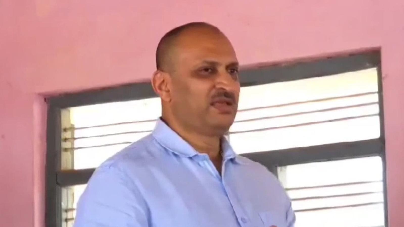 بینگلورو : کار کو اوورٹیک کرنے  پر حملہ - سابق رکن پارلیمان اننت کمار ہیگڑے سمیت سمیت 3 ملزمان پر درج ہوا معاملہ