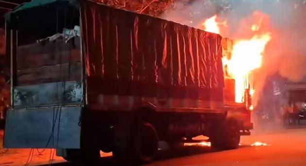 بیلگاوی میں بیف اسمگل کرنے کا الزام -  ہجوم نے ٹرک جلا دیا - 9 ملزمین گرفتار