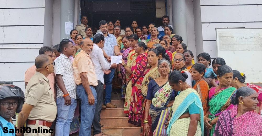 بھٹکل : پرانی  مچھلی مارکیٹ کے راستے میں گھروں کا کچرا پھینکنے پر مچھلی فروشوں کا احتجاج -میونسپل چیف آفیسر کو دیا گیا میمورنڈم