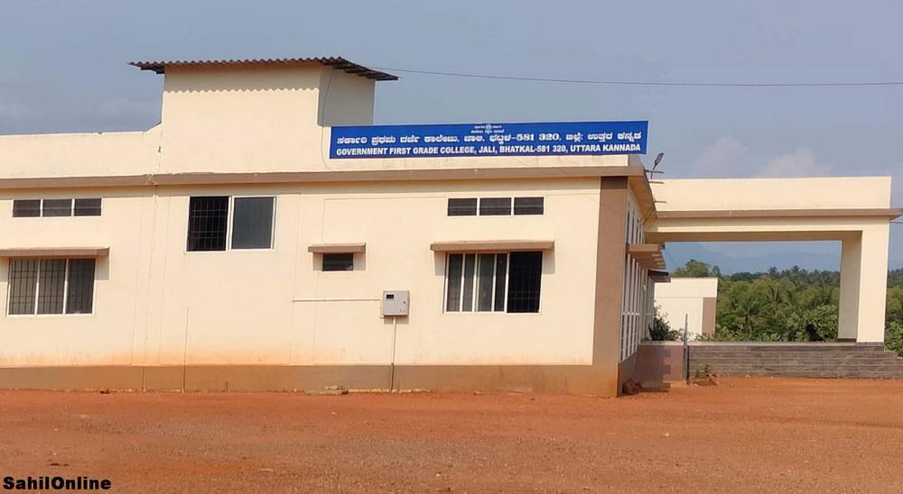 بھٹکل کے ڈگری کالج میں دو بھائیوں کا حیران کن کارنامہ : ایک نے داخلہ لیا دوسرے نے پڑھائی کرتے ہوئے امتحان دیا