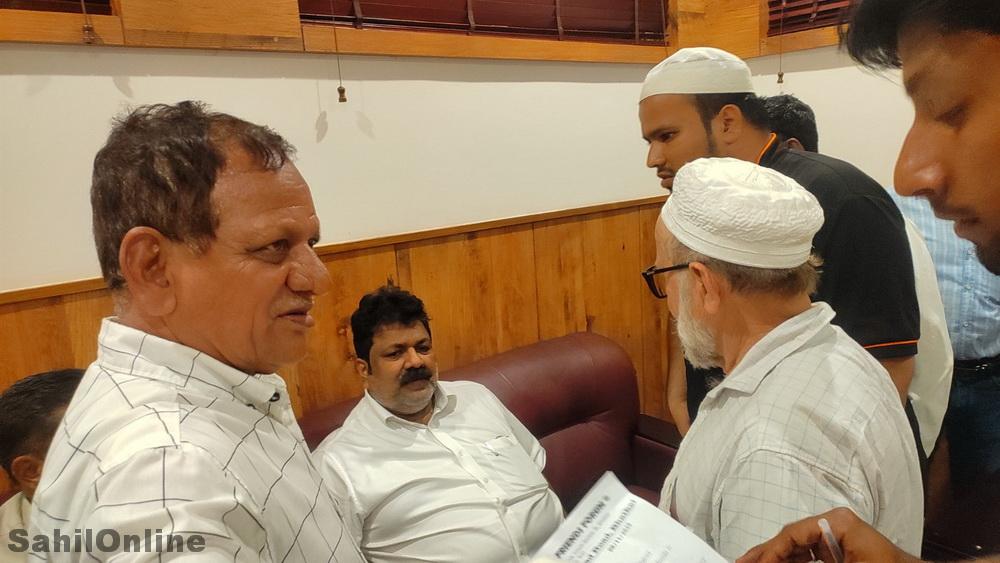 بھٹکل: تینگن گنڈی اور رحمت آباد روڈ کی خستہ حالی پر عوام برہم — ضلع انچارج وزیر سے شکایت، فوری مرمت نہ ہونے پر احتجاج کا انتباہ