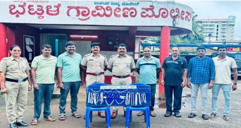 بھٹکل : چہل قدمی  کرنے  والے شخص پر چوروں کا حملہ - مقامی لوگوں نے ملزمین کو پکڑ لیا ۔ سونے اور چاندی کے زیورات ضبط