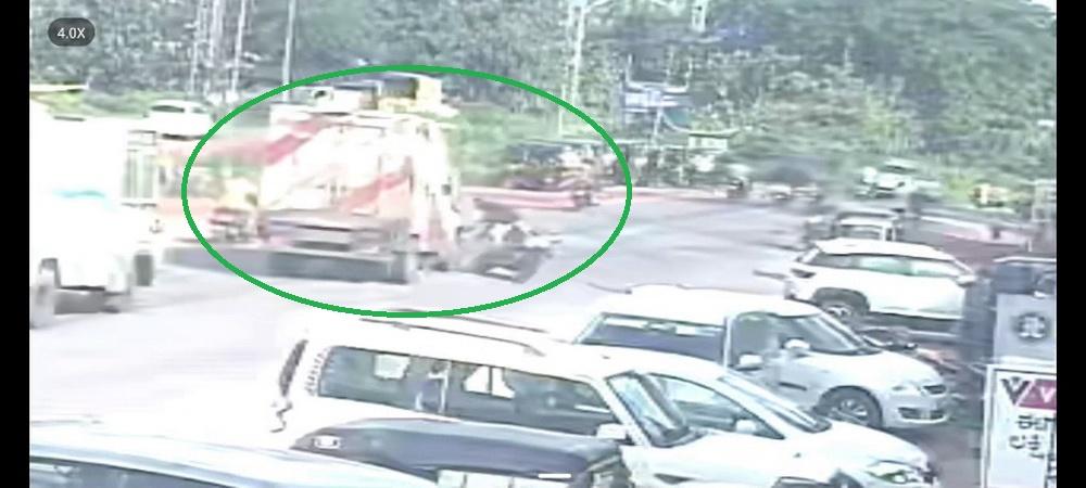 بھٹکل نور مسجد کے سامنے نیشنل ہائی وے پر پھر لاری اور بائک کی ٹکر؛ خوش قسمتی سے بائک سوار محفوظ