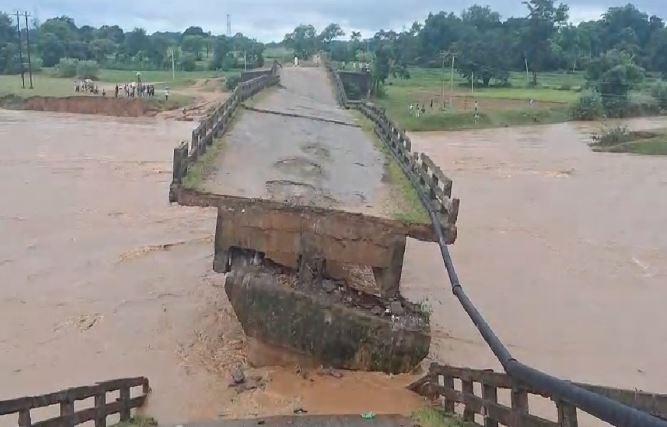جھارکھنڈ کے گملا میں بارش سے پُل کا حصہ گر گیا، 12 گاؤں کا رابطہ ٹوٹ گیا