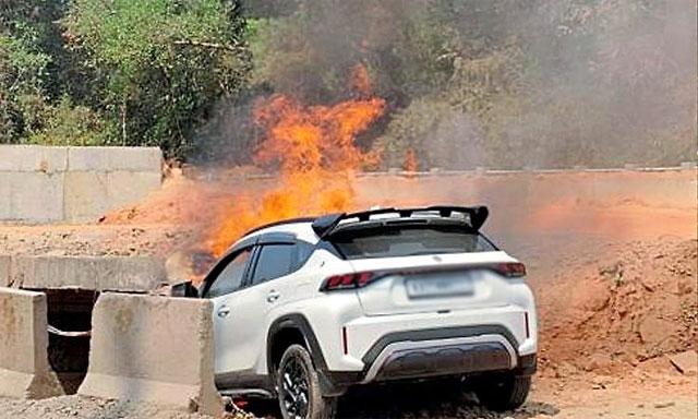 پتور : نیشنل ہائی وے پر پُل سے ٹکرانے کے بعد کار میں لگی آگ