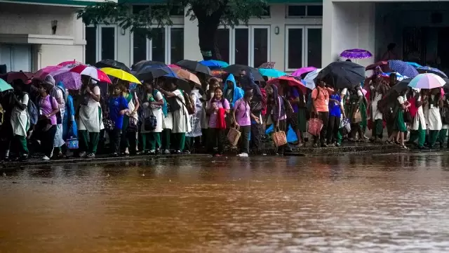 تمل ناڈو میں موسلا دھار بارش کا قہر، متعدد اضلاع میں تعطیل اور یونیورسٹی امتحانات ملتوی