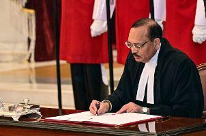 جھارکھنڈ ہائی کورٹ جج سے بدتمیزی پر وکیل کو سی جے آئی سوریہ کانت کی پھٹکار