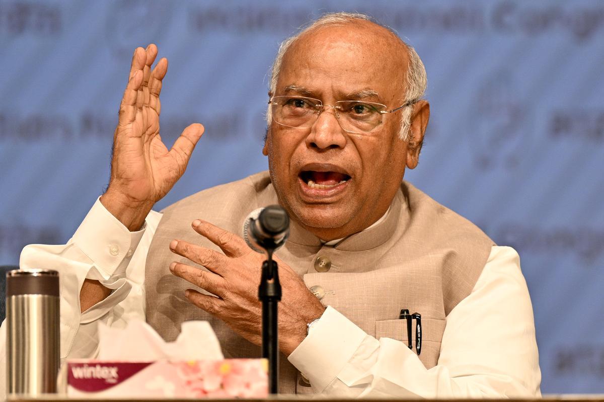 اقلیتوں کو نشانہ بنانے والی زبان جمہوریت کی روح کے خلاف ہے: کھرگے