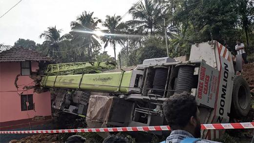 موڈبیدری میں کار سے ٹکرانے کے بعد کرین مکان پر الٹ گئی ۔ مکین بال بال بچ گئے