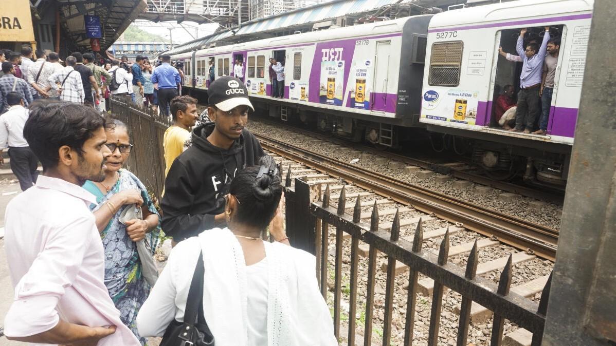 ممبرا ریل سانحہ: راج ٹھاکرے برہم، شرد پوار کا خودکار دروازوں کا مشورہ، وزیر ریل سے استعفیٰ کا مطالبہ