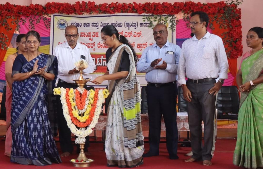 کاروار ضلع ڈپٹی کمشنر نے کہا : طلبہ کو آئی اے ایس اور آئی پی ایس کی تعلیم حاصل کرنی چاہیے