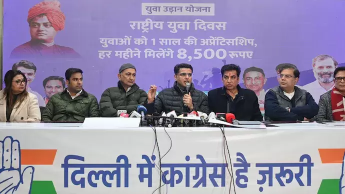 دہلی اسمبلی انتخاب: کانگریس اور عآپ کے ’مفت بجلی منصوبے‘ میں کیا ہے فرق؟