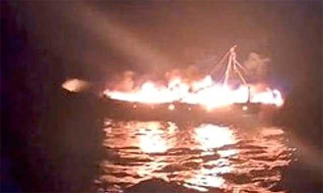 منگلورو : بیچ سمندر میں  ٹرالر کشتی جل کر خاکستر