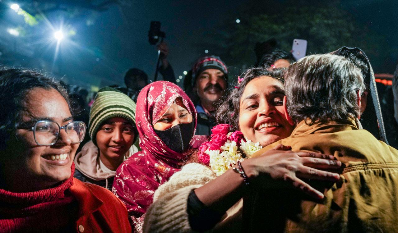 دہلی فسادات معاملہ: عدالت کے حکم پر گلفشاں فاطمہ سمیت چار ملزمان کی رہائی، جیل کے باہر ہجوم میں جذباتی مناظر
