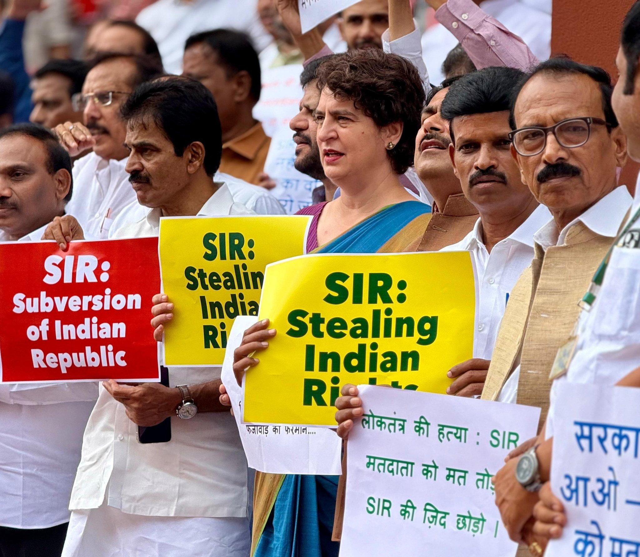 بہار میں ’ووٹ بندی‘ پر انڈیا اتحاد کا زور دار احتجاج، پرینکا گاندھی کا الزام: "جمہوریت کا قتل کیا جا رہا ہے"
