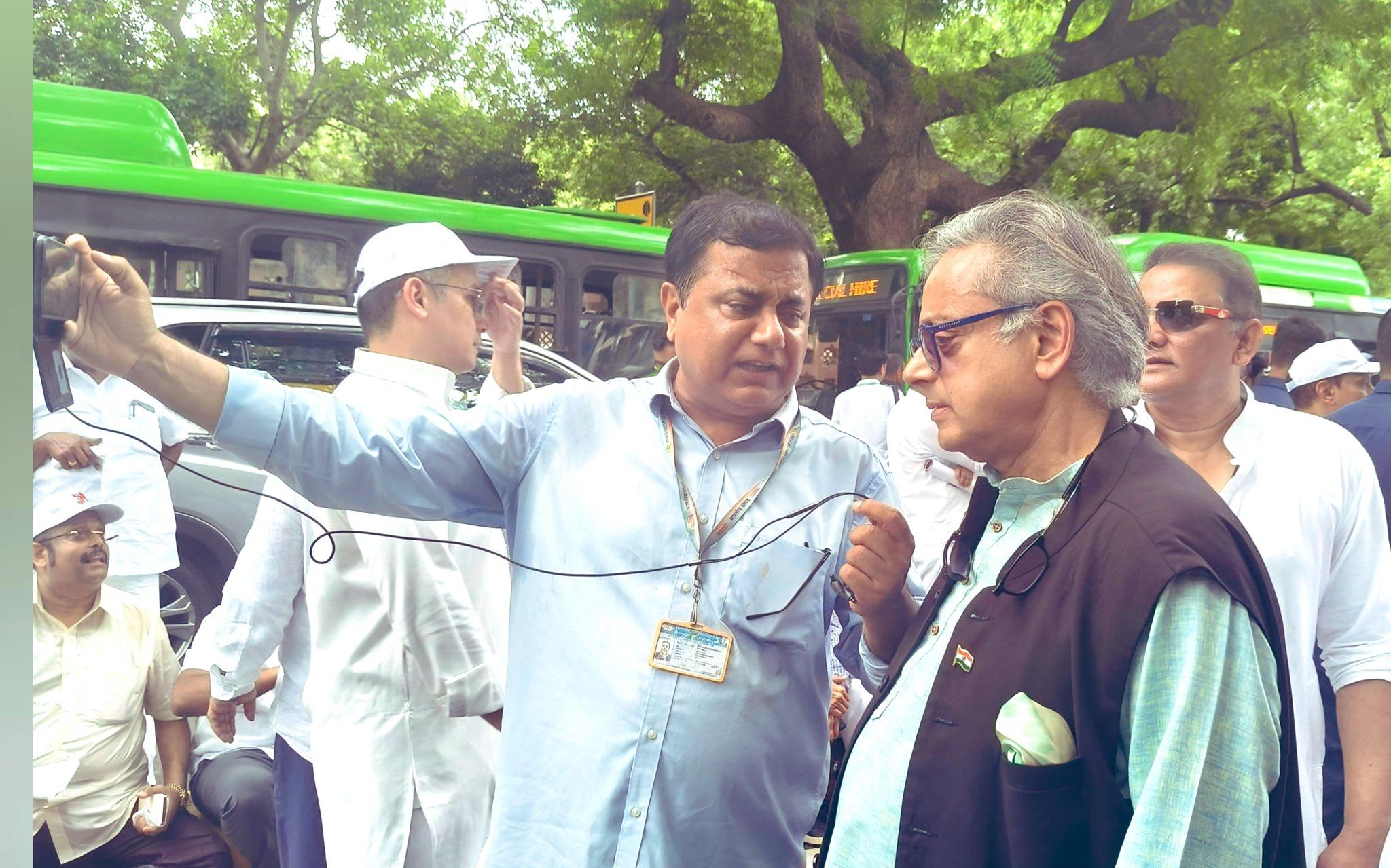 ششی تھرور کا الیکشن کمیشن پر نشانہ، کہا راہل گاندھی کے الزامات پر سنجیدہ جواب ضروری