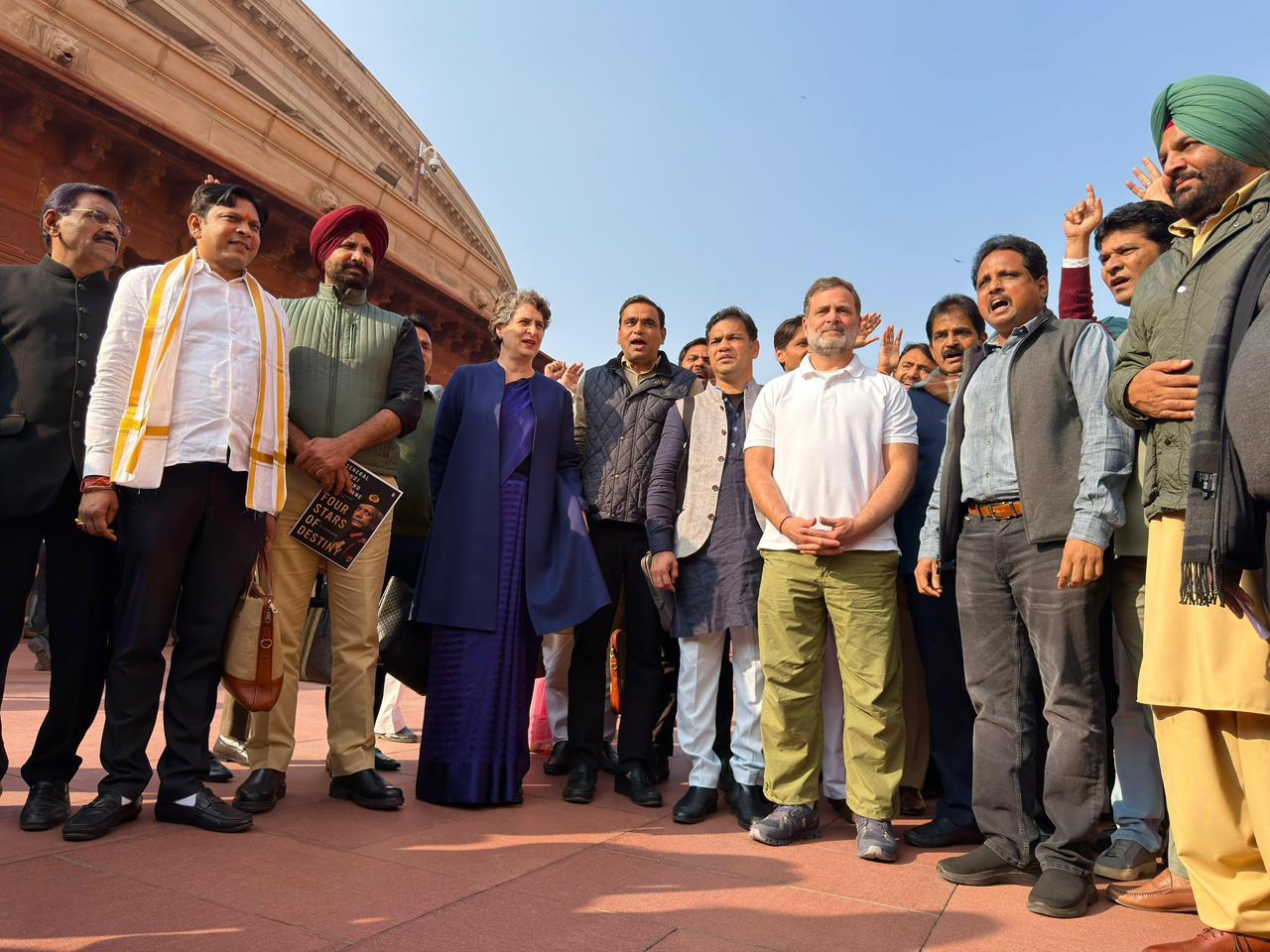 اراکینِ پارلیمنٹ کی معطلی پر کانگریس کا حملہ: ’ہتھکنڈوں سے اختلاف کی آواز نہیں دبے گی‘