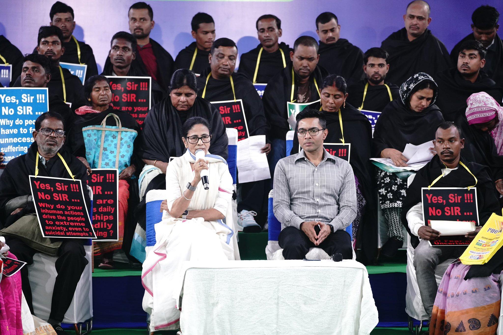 ممتا بنرجی کا الیکشن کمیشن پر حملہ: 6 خطوط بے جواب، زندہ ووٹرز کو فہرست سے ’مردہ‘ قرار دینے کا الزام